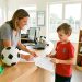 Une mère et son jeune fils devant le bureau d’accueil d’un club de sport, avec des formulaires vierges et du matériel sportif sur une table, dans une ambiance lumineuse et rassurante.