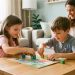 Deux enfants d’âges différents jouent ensemble à un jeu de société coopératif sur une table de salon, tandis qu’une mère les accompagne dans une ambiance douce et chaleureuse.